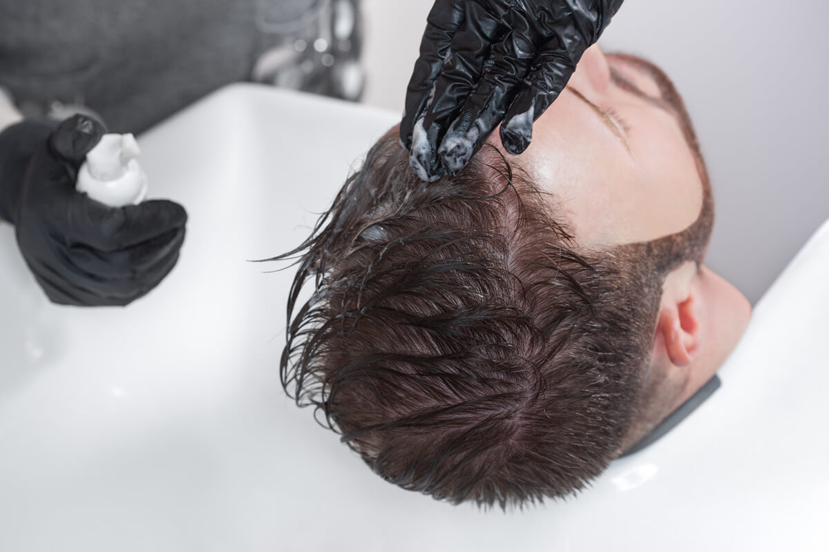 Junge männer mit grauen haaren