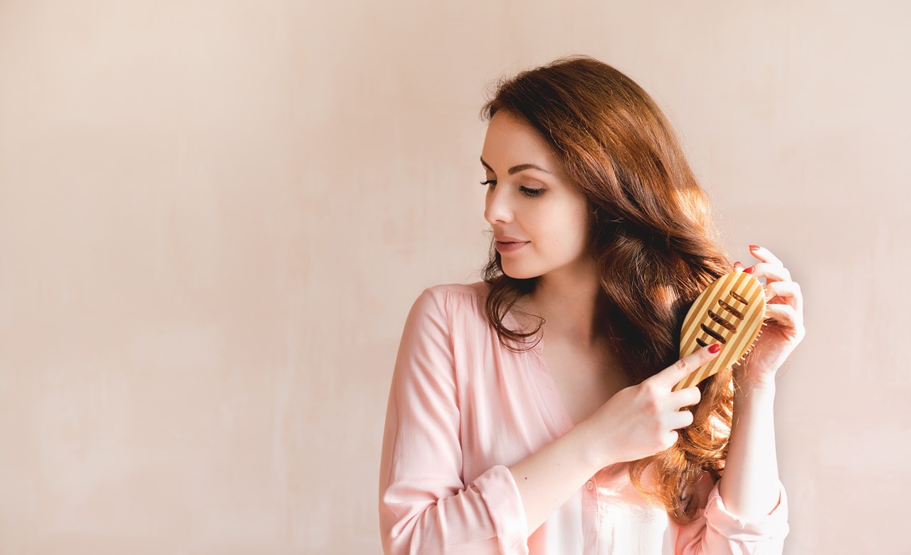 Perfecthair Image Frau, die ihr Haar kämmt